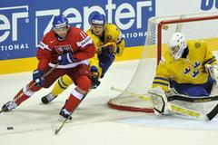 Semifinále MS 2011 v hokeji v Bratislavě, Česko - Švédsko: Petr Hubáček, Oliver Ekman-Larsson a brankář Viktor Fasth