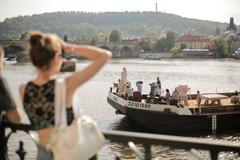 Díly Mariánského sloupu jsou na lodi pod Karlovým mostem - sochař Petr Váňa