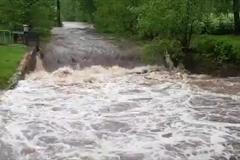 Rozbouřená Vsetínská Bečva, divoká Smědá v Hejnicích, zvedla se i Olše v Jablunkově