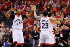 Norman Powell a Fred VanVleet (Toronto Raptors)