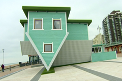 Skok do záchodu nebo stojka na posteli. Lidé se chodí fotit do převráceného domu