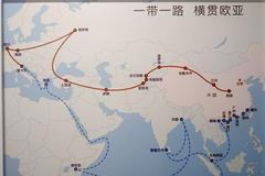 Nová Hedvábná stezka (červeně pozemní koridory, modře námořní koridory).