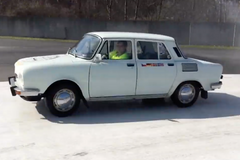 Veterán "Sluníčko" z roku 1976 a Lucie. Jak zvládly závodní okruh?