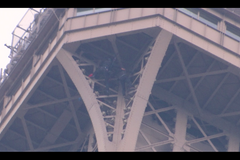 Drama na Eiffelovce: Muž vyšplhal na věž, vydržel tam šest hodin, skončil ve vazbě