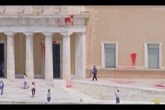 Vandalové obarvili budovu řeckého parlamentu