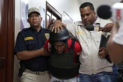 Jeden z podezřelých ze střelby na baseballovou legendu Davida Ortize je eskortován k soudu v Dominikánské republice