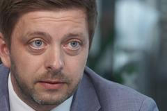 Babišova vláda neprospívá demokracii, přináší jen marketingová řešení, říká Rakušan