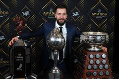 Ruský útočník Nikita Kučerov s Cenu Teda Lindsayho, Art Ross Trophy a Hart Trophy