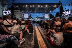 Česká filharmonie - koncert filmové hudby zdarma na Hradčanském náměstí v Praze