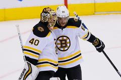 David Pastrňák a Tuukka Rask v play off NHL 2019