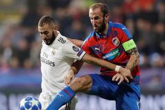 Karim Benzema a Roman Hubník v zápase LM Plzeň - Real Madrid