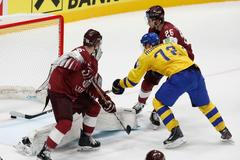 Švédský hokejista Patric Hornqvist dává gól do lotyšské sítě