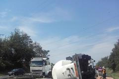 Převrácená cisterna zablokovala dálnici D 10