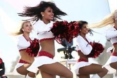 Roztleskávačky zatrhla korektní federace. Na schodech tak trsá jen medvěd Macejko. Hokejový Sociál