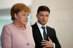 Silný třes celého těla zastihl Angelu Merkelovou při vojenské přehlídce