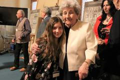 Marie Šupíková, která zažila vypálení Lidic, se svou pravnučkou, při setkání v Senátu v květnu 2019