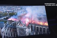 Pařížští hasiči zveřejnili záběry, jak hasili požár katedrály Notre-Dame