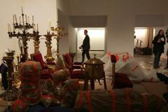 Fotografie předmětů vynesených z katedrály Notre-Dame.