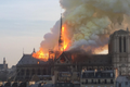 Slavná pařížská katedrála Notre-Dame hořela a lidé v ulicích zpívali