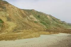 Útes se zhroutil na anglickou pláž. Fotograf to stihl natočit