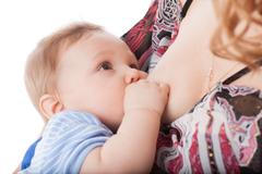 Kojím, kojíš, kojíme. Zuřící matky i rozvášnění muži na sociálních sítích