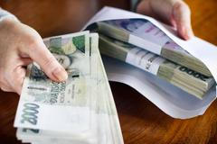 peníze obálka korupce podvod bankovky koruny