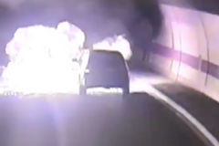 V pražské Mrázovce začalo hořet auto. Oheň poškodil i bezpečnostní prvky tunelu