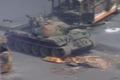 Tank čínské armády projíždí 4. června 1989 náměstím Nebeského klidu.