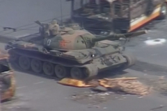 Tank čínské armády projíždí 4. června 1989 náměstím Nebeského klidu.