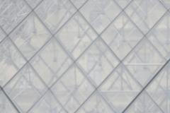 S hlídáním Paříže pomáhá i armáda. Na snímku vojáci u muzea Louvre.