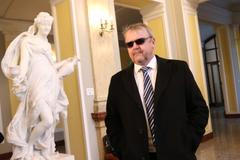 Ministr Dan Ťok při příchodu na vládu1. dubna 2019, kdy se objevily v médiích informace o tom, že premiér Andrej Babiš se jej rozhodl odvolat