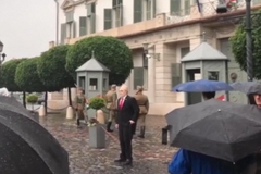 Další falešné video se Zemanem. V Maďarsku po pádu děkuje nápomocným kolemjdoucím