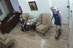 Nudící se Assange: na ambasádě se pokouší o jízdu na skateboardu