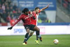 Costa Nhamoinesu a Josef Hušbauer v zápase 28. ligového kola Slavia - Sparta