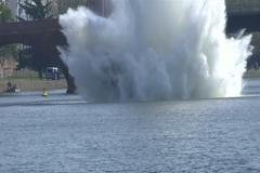 V centru Frankfurtu pyrotechnici odpálili leteckou bombu z války