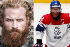 Známe tajemství Jakuba Voráčka. Ve skutečnosti je Tormund z Hry o trůny. Sledujte Hokejový Sociál