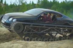 Rus si koupil Bentley a přidělal mu pásy. Rád by jezdil po Petrohradu