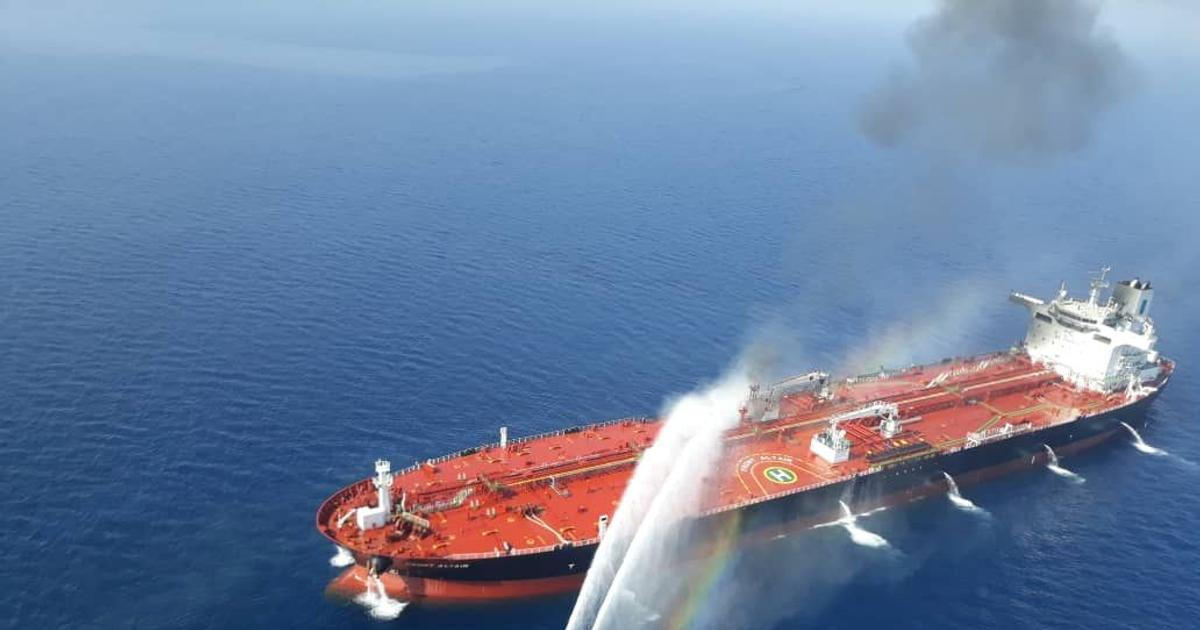 Tanker dostal zásah projektilem. Plavba Perským zálivem zůstává nebezpečná