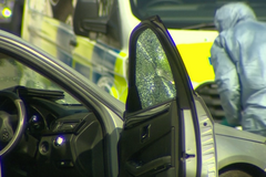 Pachatel najížděl do vozu ukrajinské velvyslankyně v Londýně. Policie zřejme zahájila střelbu