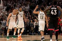 Milwaukee Bucks se radují z další výhry v play off NBA 2019