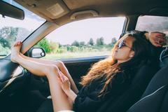 Lidé jezdí s nohama na palubní desce auta. Následky mohou být fatální