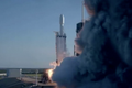 Falcon Heavy úspěšně vynesla do kosmu družici. Na Zemi se vrátily všechny pomocné rakety