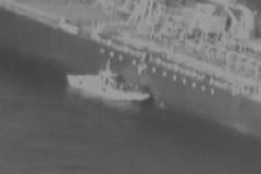 Íránci z tankeru oddělávají nevybuchlou nálož, tady je důkaz, tvrdí USA