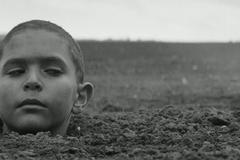 Intenzivní černobílý trailer doprovází hlasité chlapecké dýchání. Marhoul představí Nabarvené ptáče