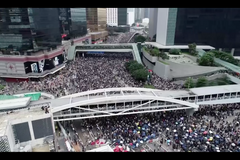 Dron zachytil zablokované ulice Hongkongu demonstranty