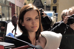 Kojící happening v Raiffeisenbank nalákal novináře, matek dorazilo jen minimum