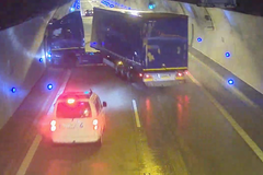 Nehoda rumunského kamionu v tunelu Cholupice