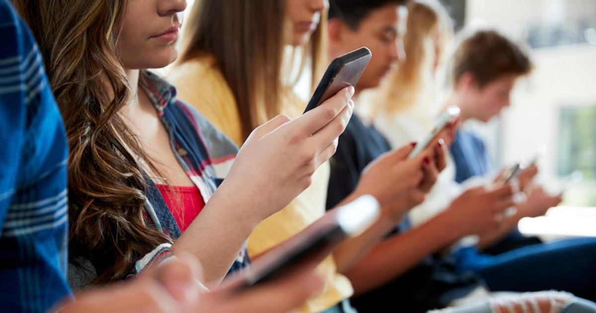 Vláda podpořila zákaz mobilů ve školách, uvedl Babiš