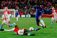 Michael Ngadeu Ngadui a Willian v prvním čtvrtfinále Evropské ligy Slavia - Chelsea