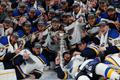 7. finále NHL 2018/19, Boston - St. Louis: Hokejisté St. Louis oslavují zisk Stanley Cupu.